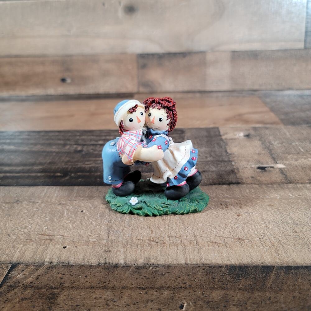 Raggedy Ann and Andy "Heartfelt Hugs Make Happy Friends"